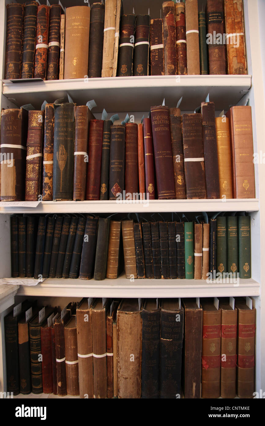 Livres de science à la bibliothèque de l'Institut Royal, Londres Banque D'Images