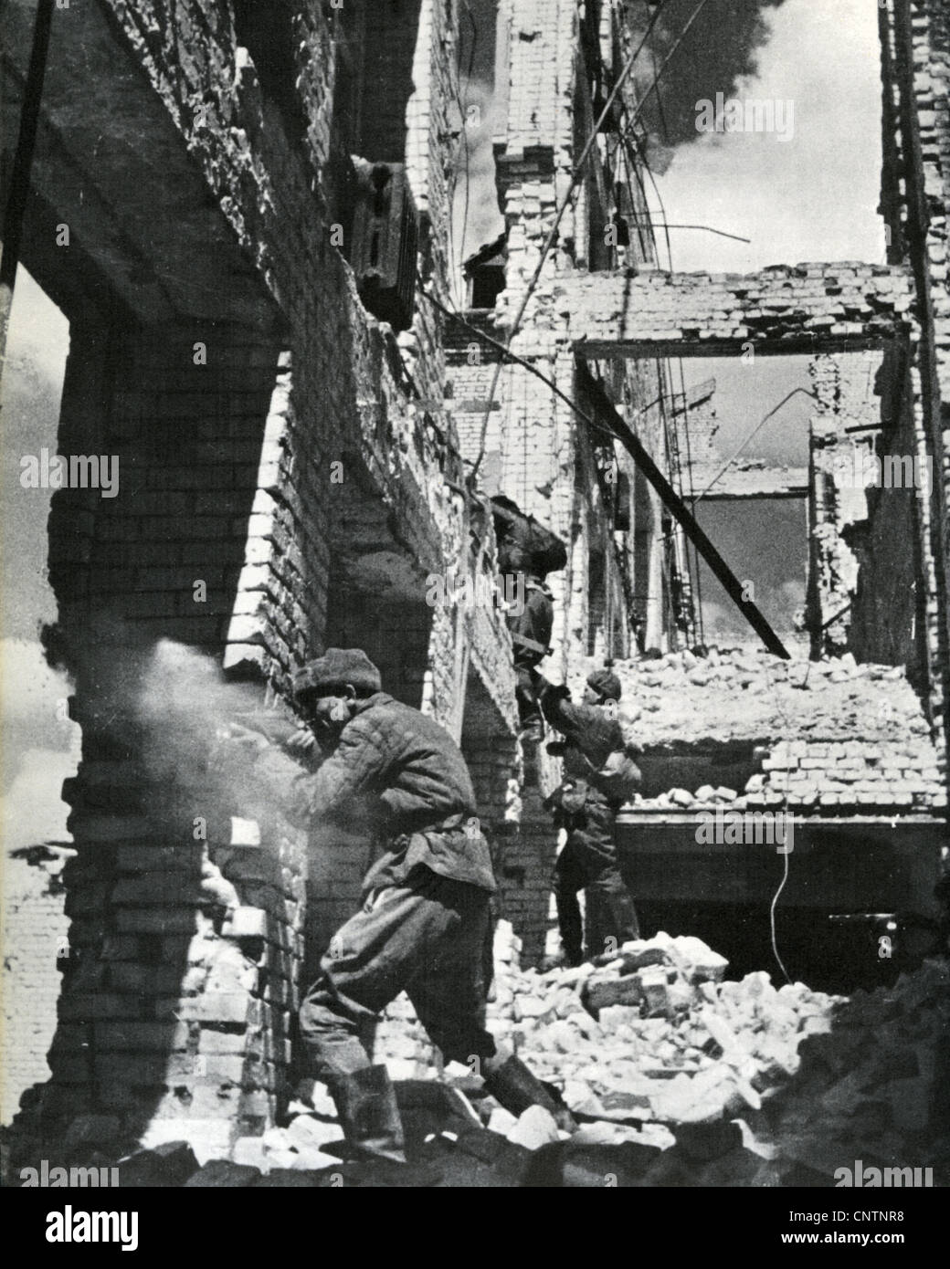 Bataille de Stalingrad 1942/3 des soldats de l'Armée rouge dans les ruines Banque D'Images
