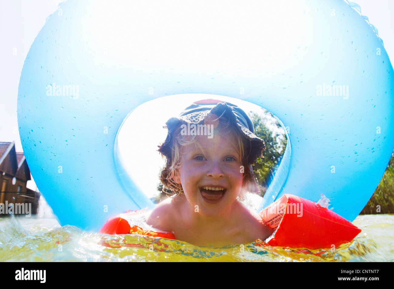 Garçon jouant avec tube intérieur en piscine Banque D'Images