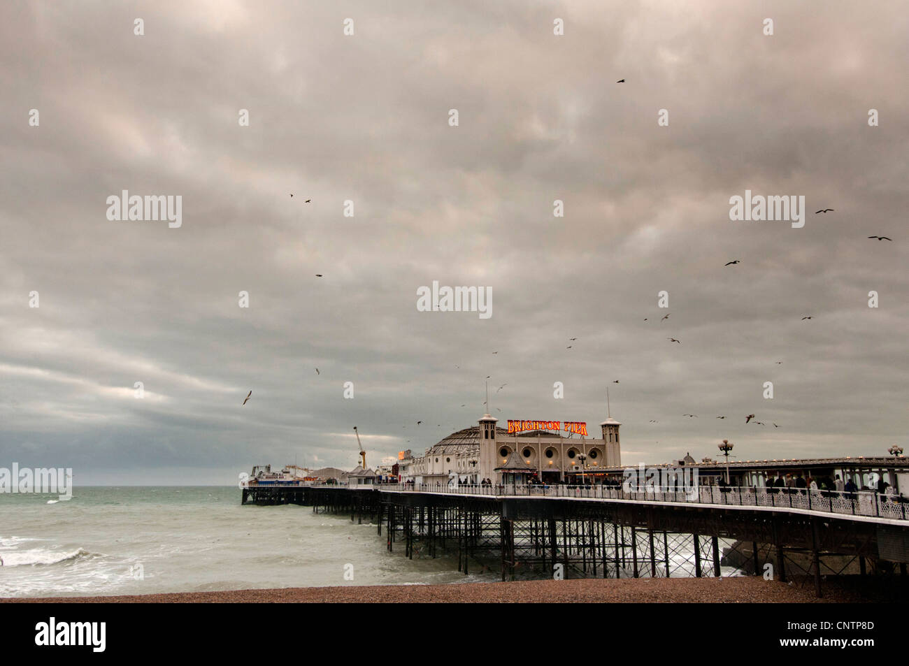 Sombre ciel au-dessus de la jetée de Brighton, East Sussex. Banque D'Images