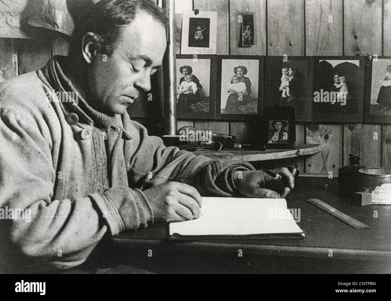 ROBERT FALCON SCOTT (1868-1912) officier de la Royal Navy et explorateur de l'Antarctique en hut au Cap Evans en 1911. Herbert Ponting Photo Banque D'Images