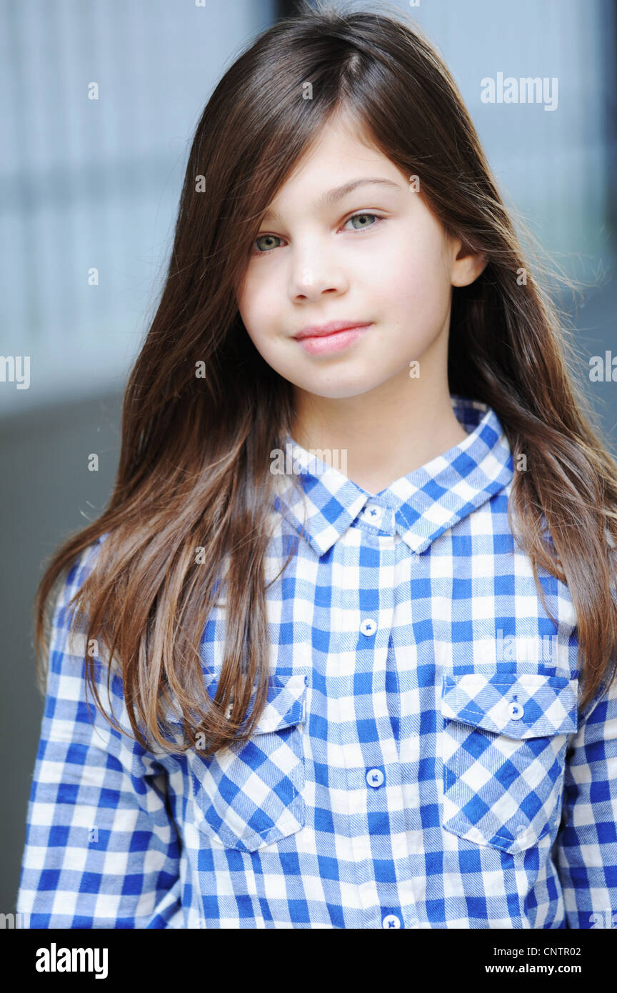 Smiling girl wearing plaid shirt Banque D'Images