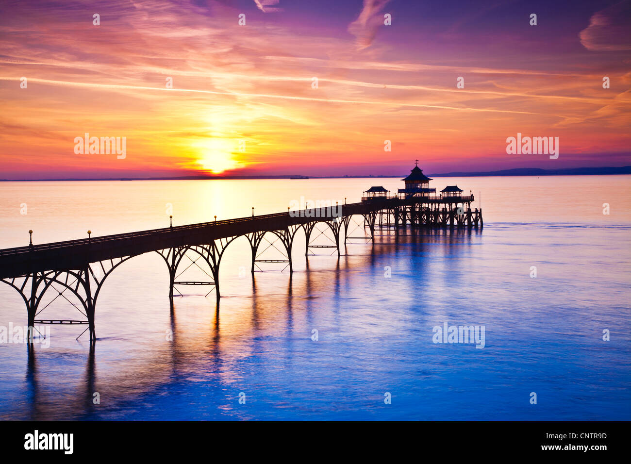 Le coucher de soleil sur le canal de Bristol derrière la jetée de Clevedon, Somerset, England, UK Banque D'Images