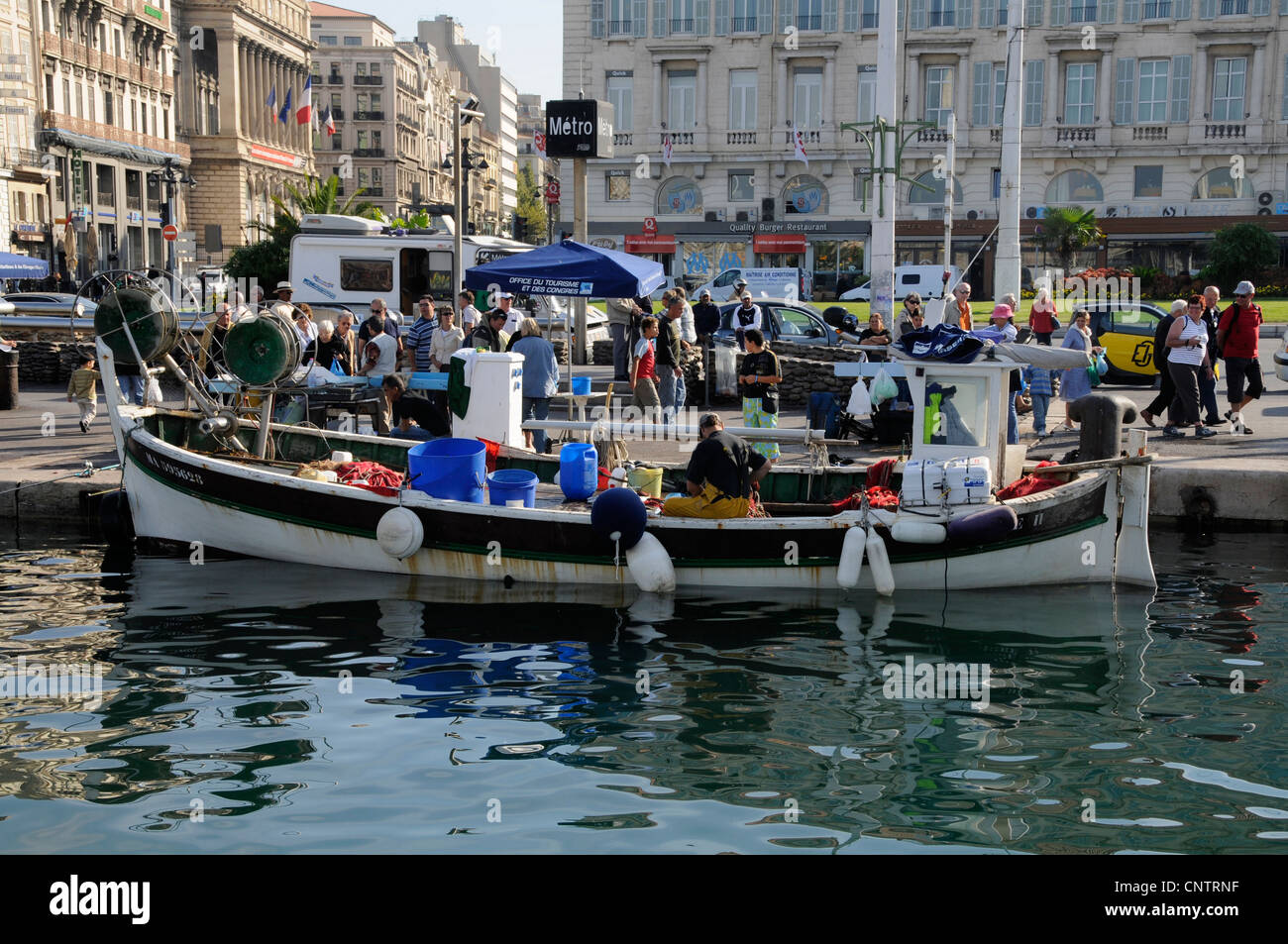 La location d'un bateau de pêche avec son équipage le déchargement d'un poisson frais au marché au poisson quotidien Vieux port à Marseille, France Banque D'Images