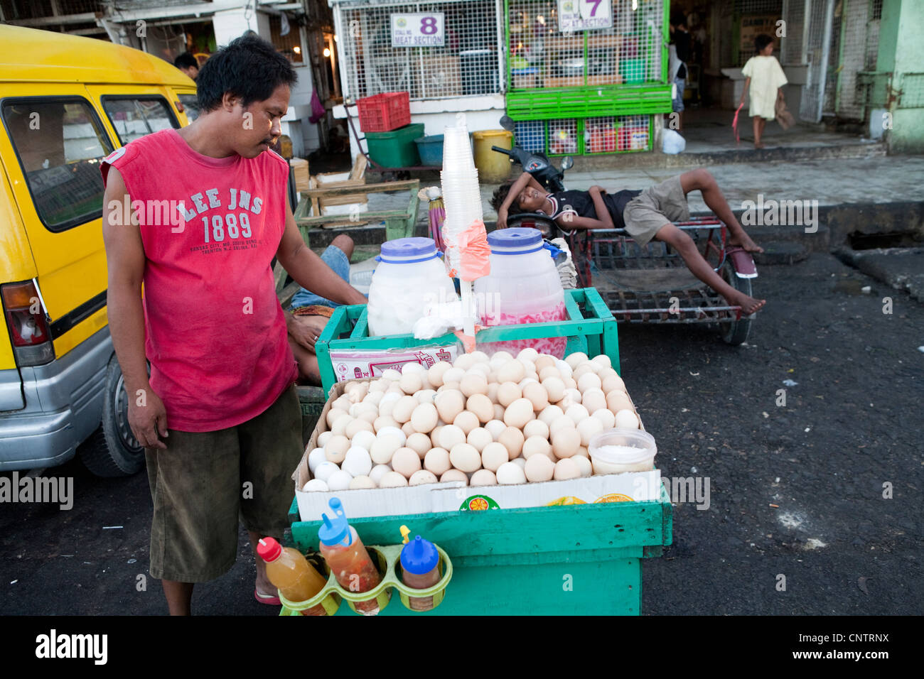 Un vendeur de vendre Balut, un embryon de canard fécondé. Marché du carbone, Cebu City, Cebu, Visayas, Philippines. Banque D'Images