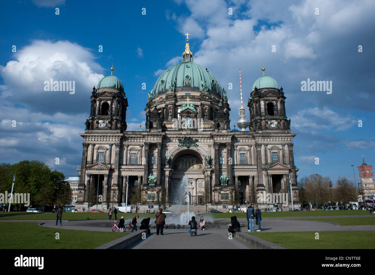 La Cathédrale de Berlin, situé sur l'île aux musées de Berlin Mitte, lors d'une journée ensoleillée Banque D'Images