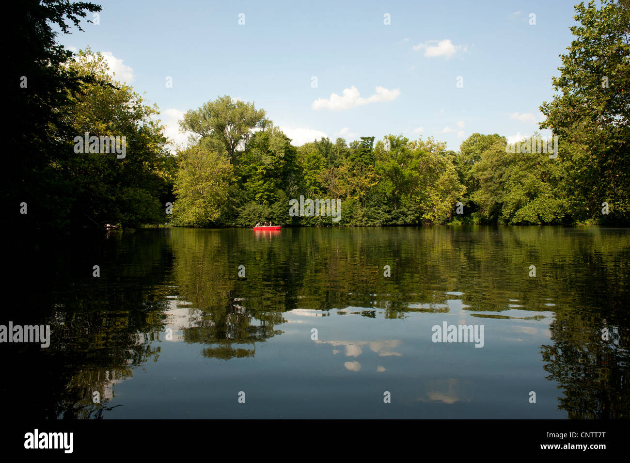 Petit bateau sur le lac Neuer Voir à Berlin Tiergarten au cours d'un summerday ensoleillée Banque D'Images