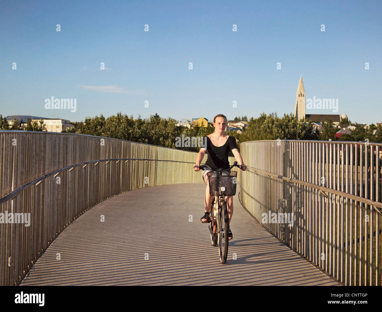 Woman riding bicycle sur le pont aérien, Banque D'Images
