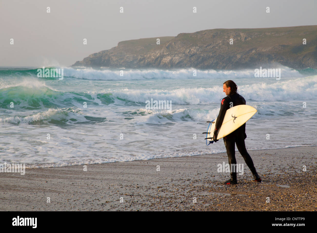 Baie de Holywell, surfer, Cornwall, UK Banque D'Images