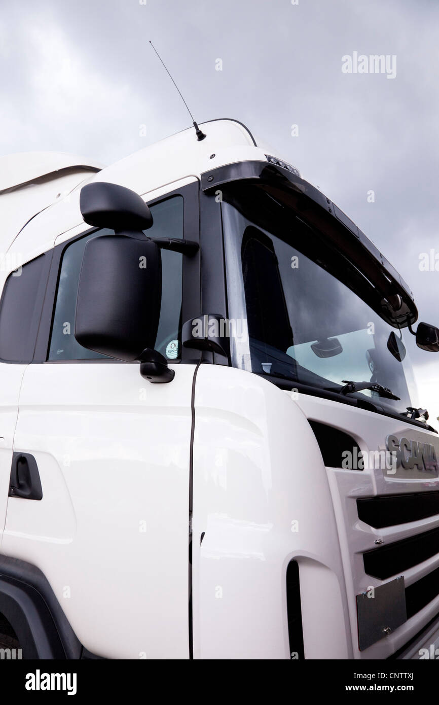 Blanc, la cabine du camion Scania contre ciel d'orage. Banque D'Images