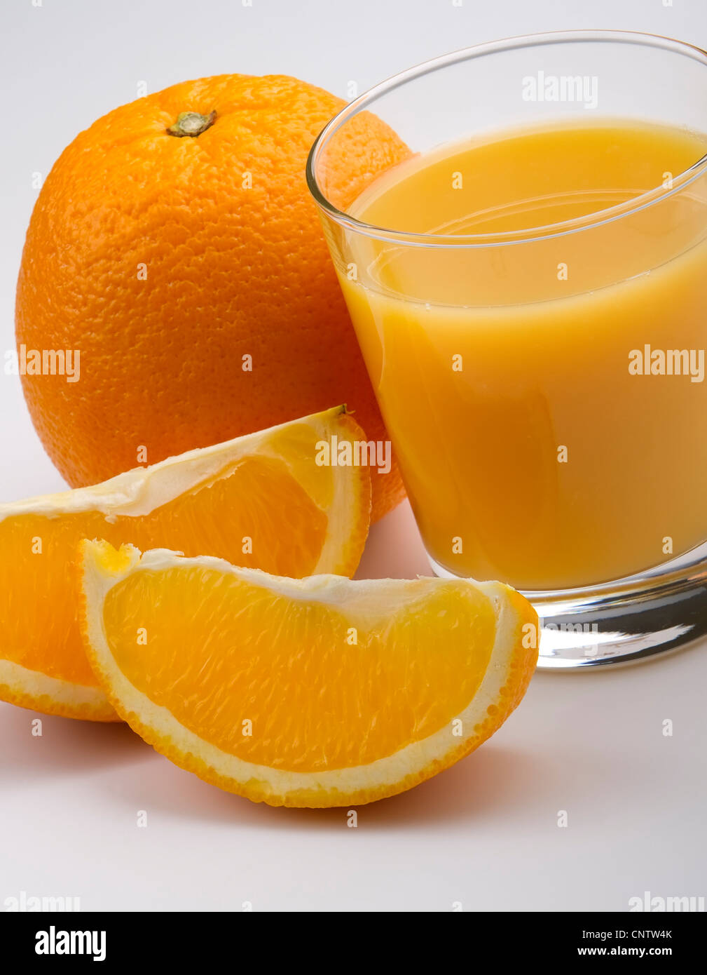 Un verre de jus d'orange avec des fruits Banque D'Images
