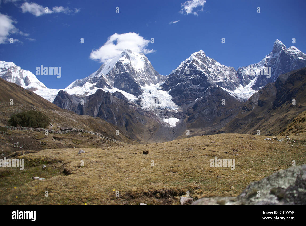 Cordillera Huayhuash, Siula et Yerupaja et le lac, le Pérou, Amérique du Sud Banque D'Images