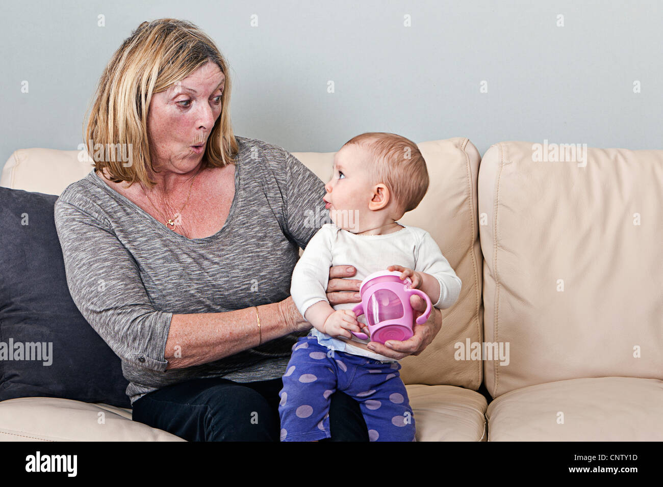 Grand Mere Avec Bebe Fille Photo Stock Alamy