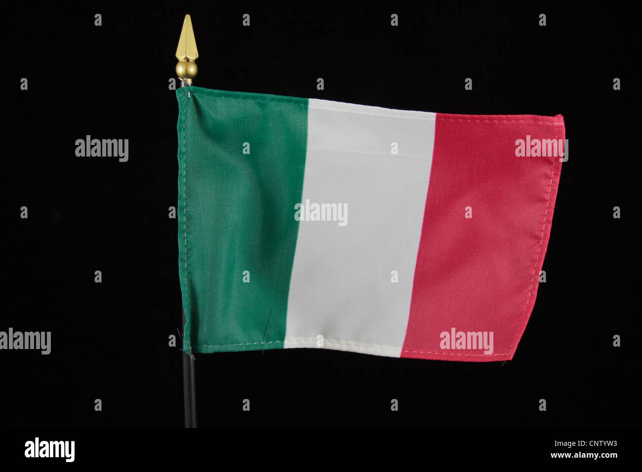 Le drapeau national de la République italienne sur un fond noir. Banque D'Images