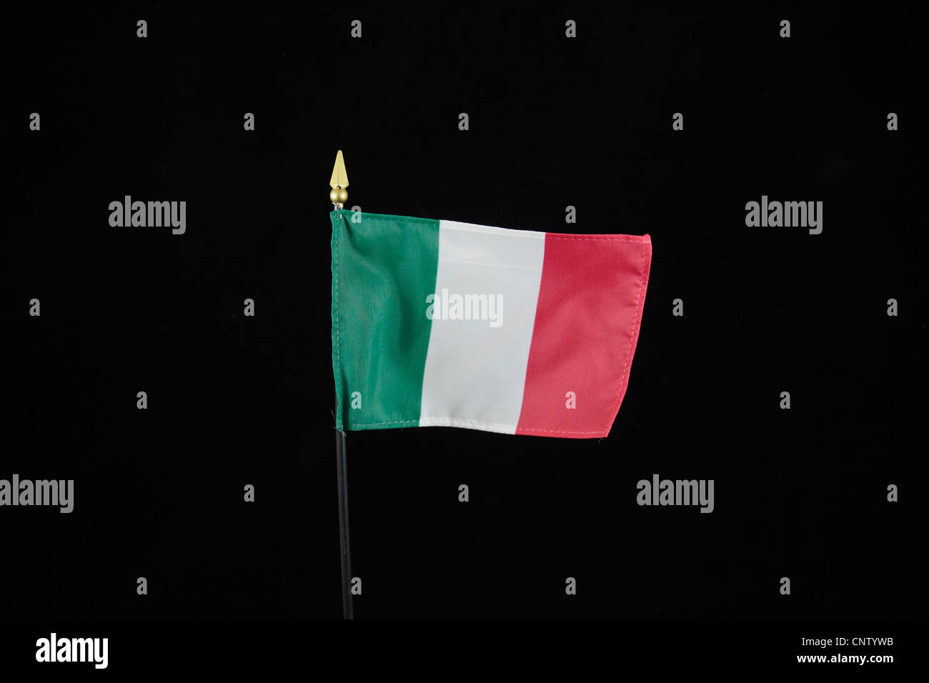 Le drapeau national de la République italienne sur un fond noir. Banque D'Images