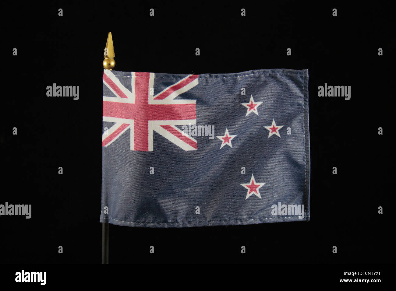 Le drapeau national de la Nouvelle-Zélande sur un fond noir. Banque D'Images