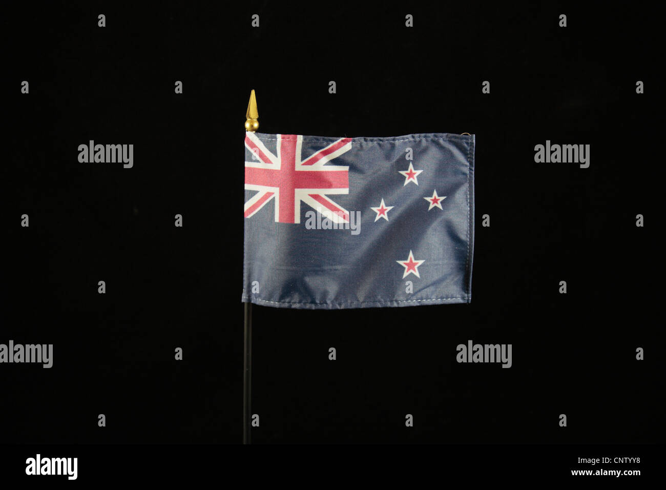 Le drapeau national de la Nouvelle-Zélande sur un fond noir. Banque D'Images