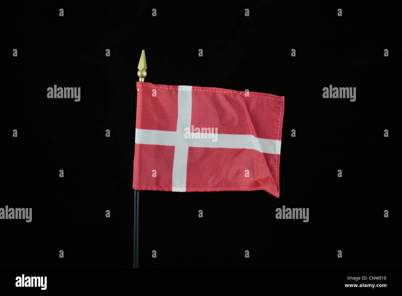 Le drapeau national du Royaume du Danemark sur un fond noir. Banque D'Images