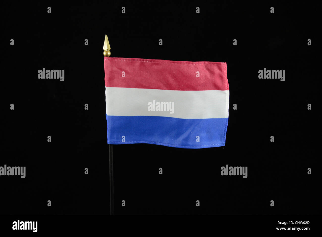 Le drapeau national du Royaume des Pays-Bas sur un fond noir. Banque D'Images