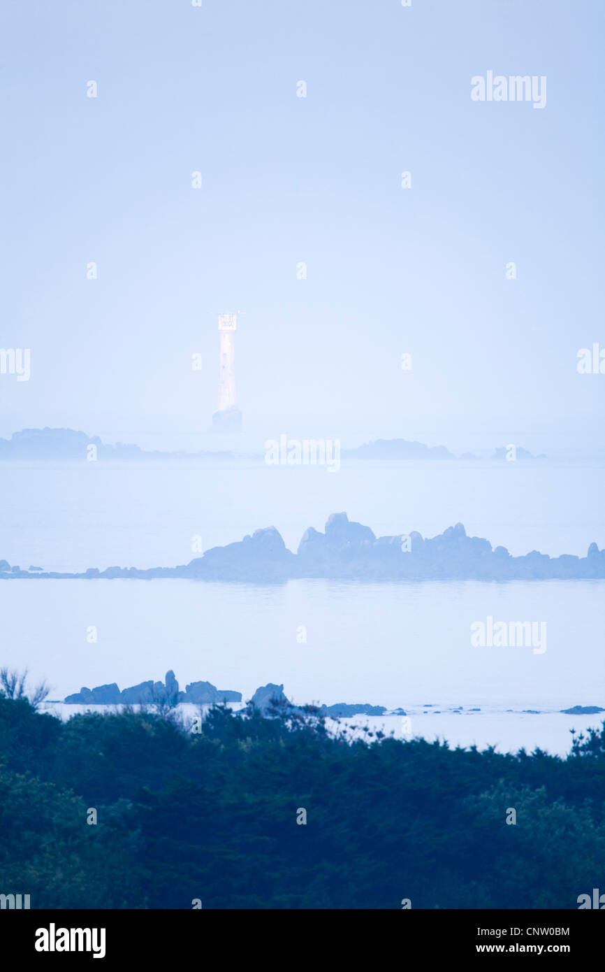 Le phare de Bishop Rock ; dans la brume ; de St Agnes ; Îles Scilly ; UK Banque D'Images