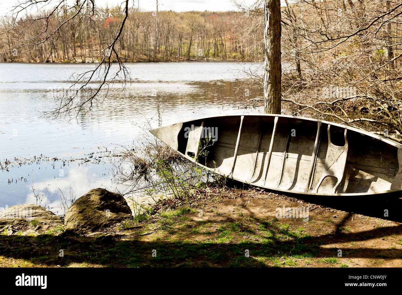 Un canoë canadien tiré de l'eau avec un lac derrière Banque D'Images