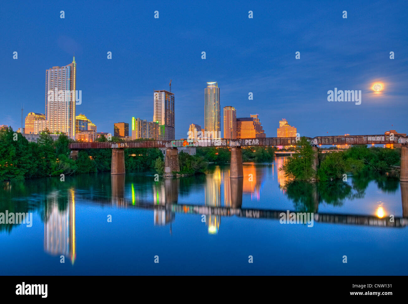 Austin city skyline at Dusk avec Lady Bird Lake en premier plan. Banque D'Images