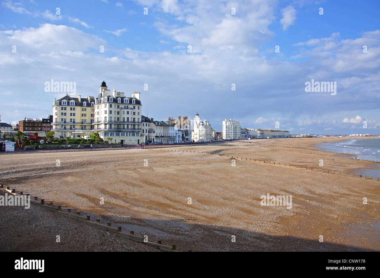 Plage et de la promenade vue depuis la jetée d''Eastbourne, Eastbourne, East Sussex, Angleterre, Royaume-Uni Banque D'Images