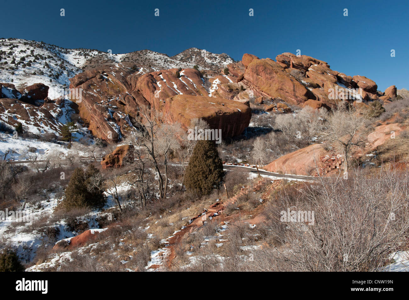 Trading Post sentier traverse le Red Rocks Park Road, dans la partie inférieure (sud) fin de Red Rocks State Park, Morrison, Colorado Banque D'Images