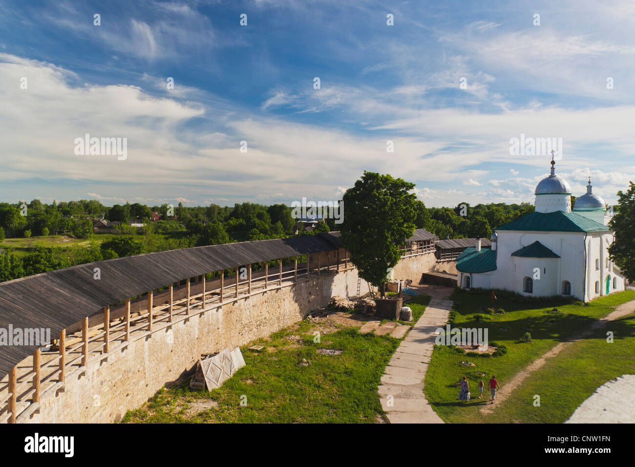 La Russie, Pskovskaya Oblast, Stary Izborsk, ruines de la plus vieille forteresse de pierre en Russie, l'église de Saint Nicholas, elevated view Banque D'Images