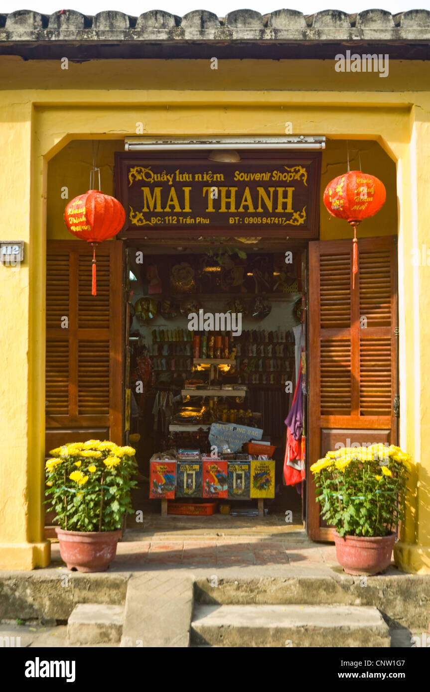 Close up vertical d'une boutique de souvenirs/traditionnel dans la vieille ville d'Hoi An, Vietnam sur une journée ensoleillée. Banque D'Images