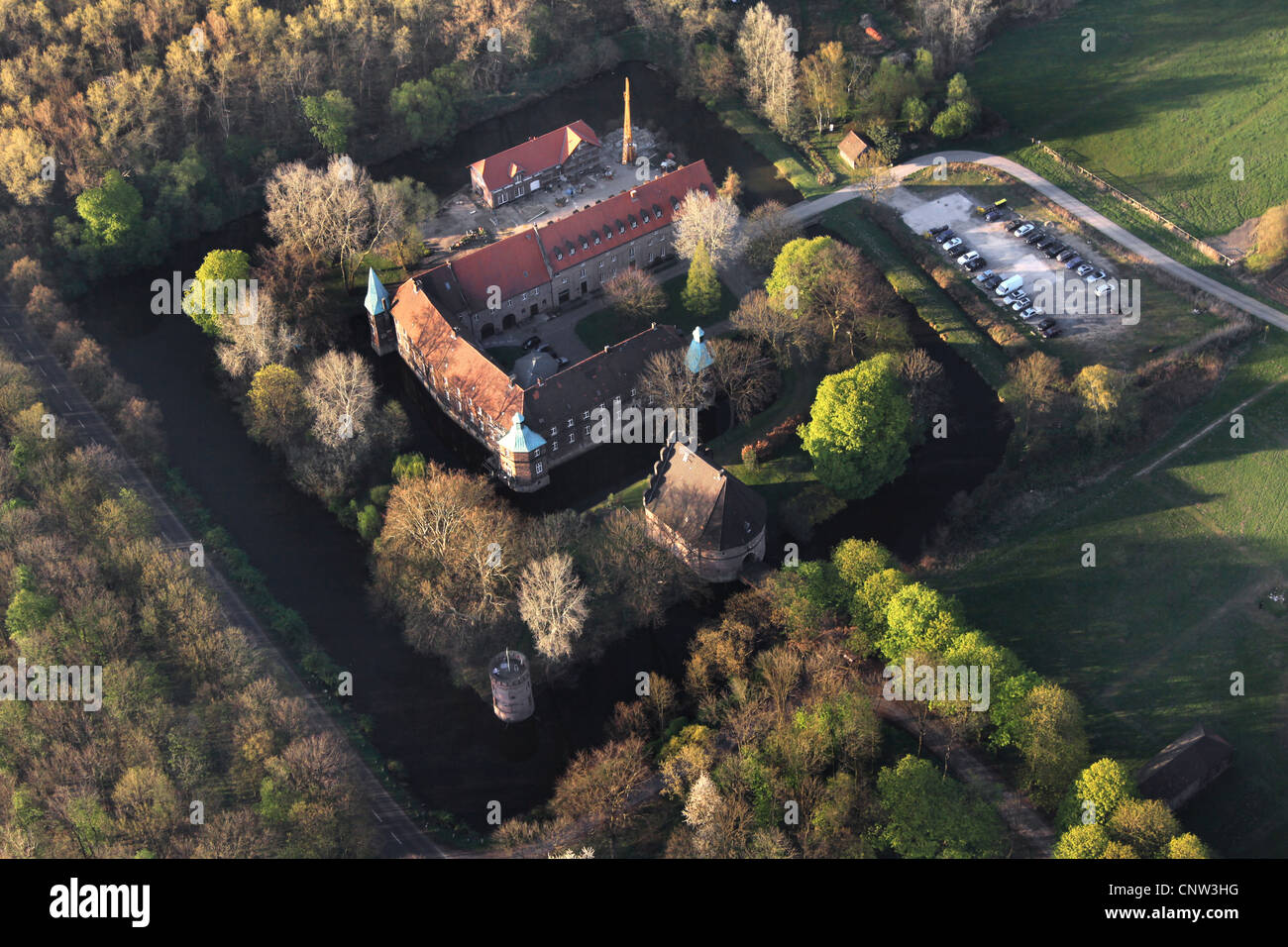 Château Bladenhorst avec Forêt et collines, l'Allemagne, en Rhénanie du Nord-Westphalie, Ruhr, Castrop-Rauxel Banque D'Images