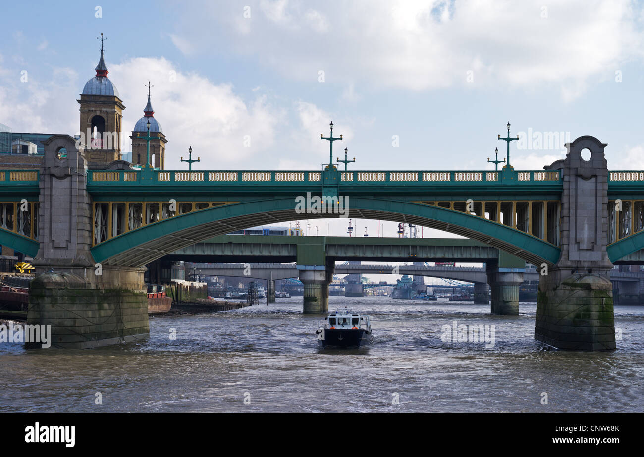 Europe Angleterre Londres vu de la rivière Thames, les ponts Banque D'Images