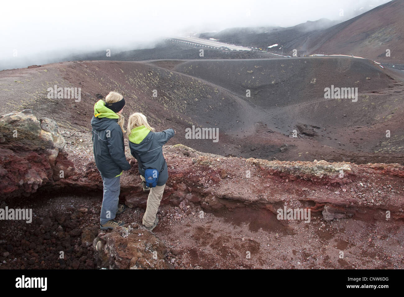 Les enfants debout à un cratère volcanique de l'Etna, Italie, Sicile Banque D'Images