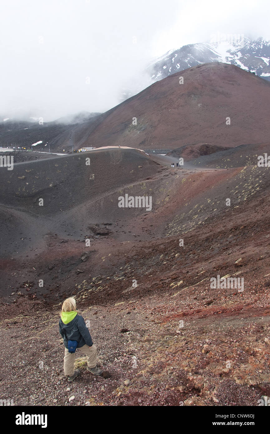 Enfant debout à un cratère volcanique de l'Etna, Italie, Sicile Banque D'Images