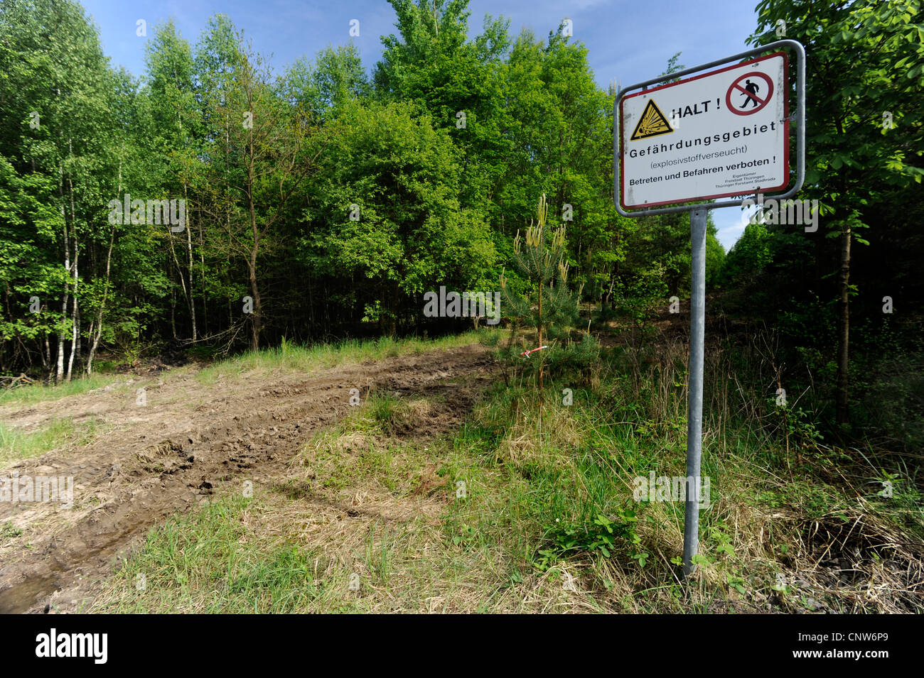 Panneau d'avertissement à une ancienne zone d'entraînement militaire russe, entrée interdite, l'Allemagne, Thuringe Banque D'Images
