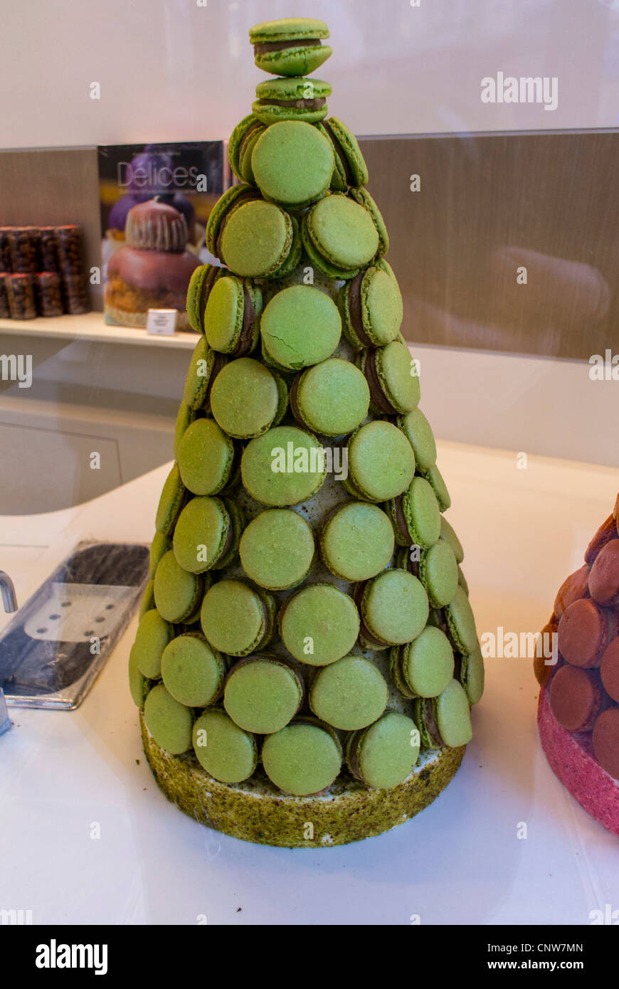 Paris, France, gros plan, Affichage, Shopping, boulangerie française, boulangerie-pâtisserie « pain de sucre », gâteau, « Pièce montée », desserts traditionnels en vitrine, goût de paris, bonbons Banque D'Images