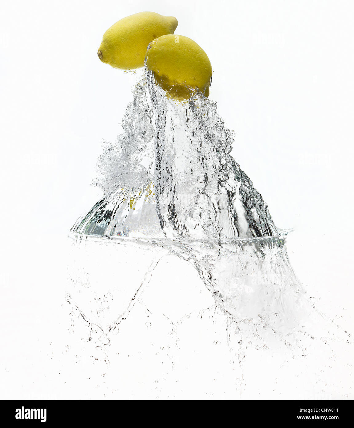 Citrons splashing in water Banque D'Images