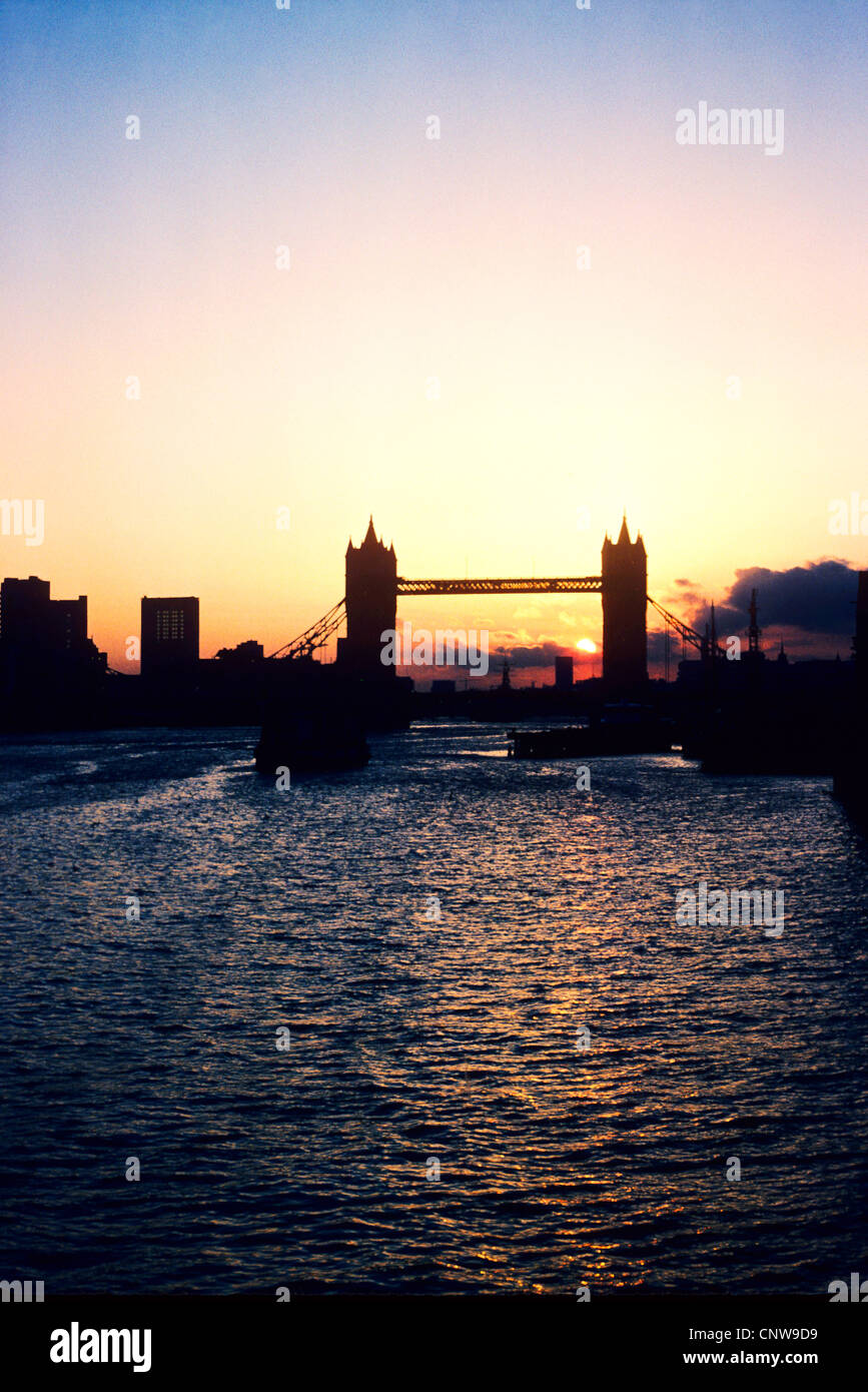 Tower Bridge Londres couchers de soleil silhouette silhouettes England UK Anglais bridges River Thames Banque D'Images