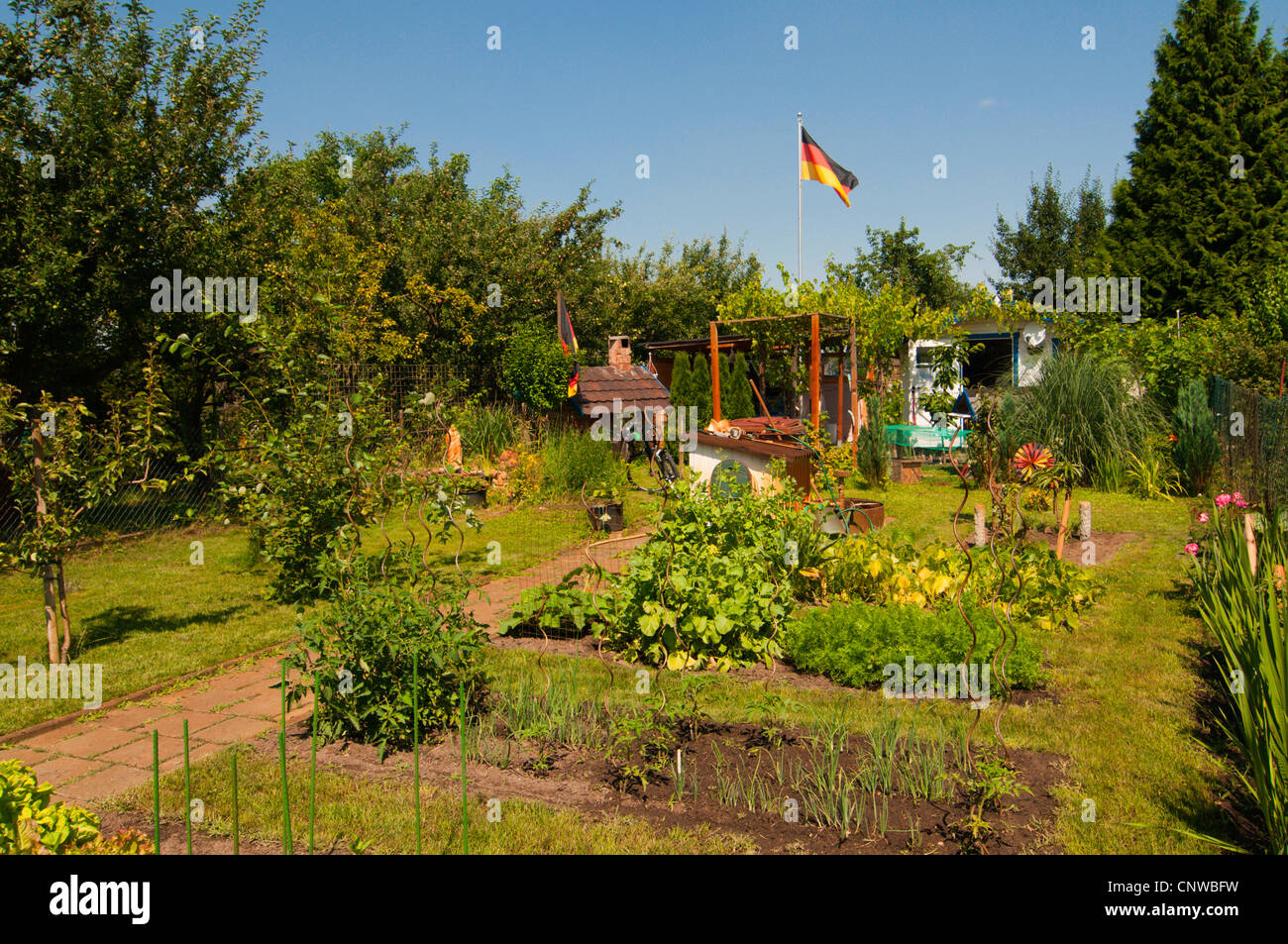 Jardin avec le drapeau allemand, l'Allemagne, Rhénanie-Palatinat, San Francisco am Rhein Banque D'Images