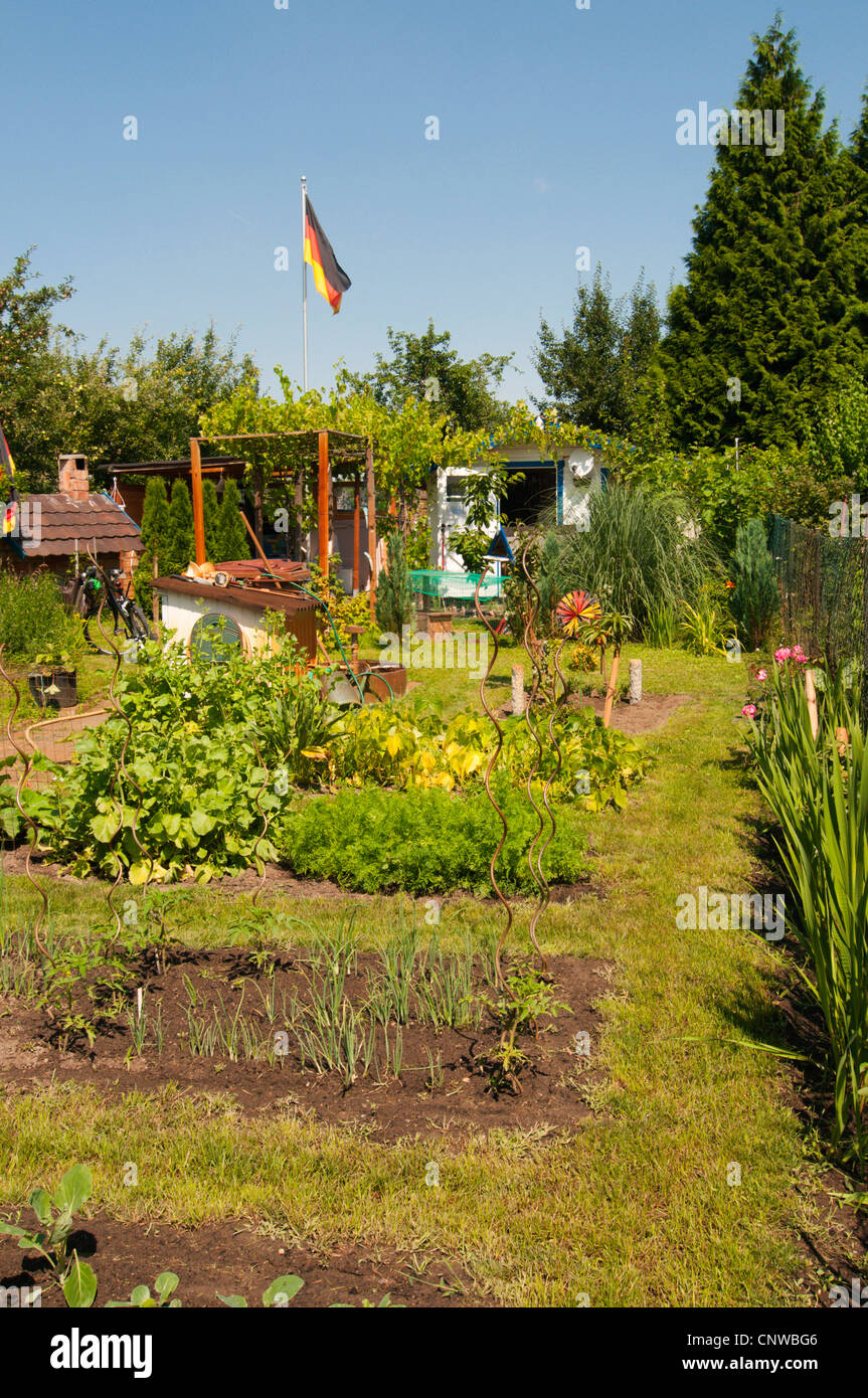 Jardin avec le drapeau allemand, l'Allemagne, Rhénanie-Palatinat, San Francisco am Rhein Banque D'Images