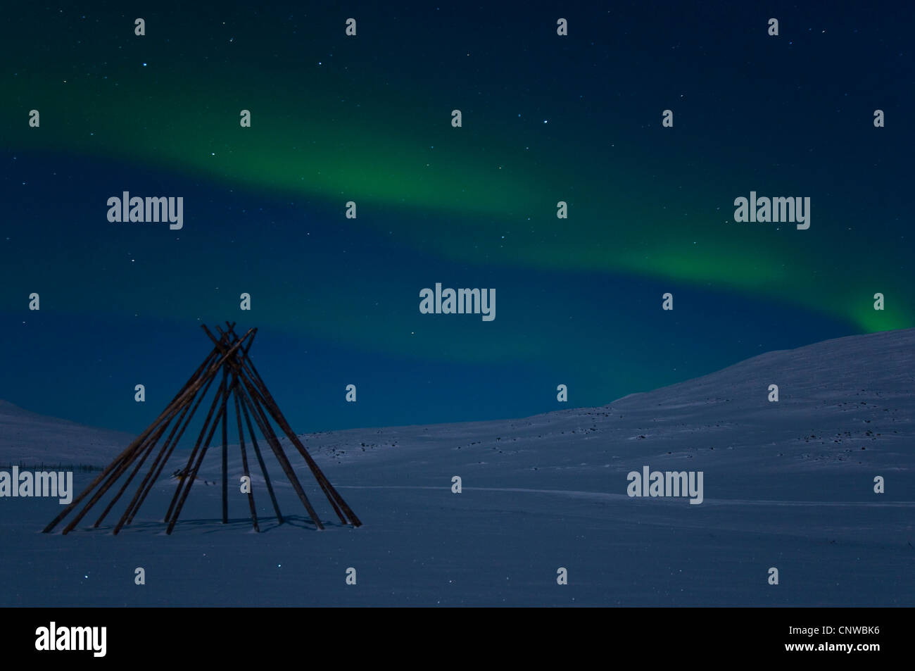 Cadre d'une tente Sami dans Polar Lights (aurores boréales), la Suède, la Laponie, Norrbotten, Parc National de Padjelanta Banque D'Images Cadre d'une tente Sami dans Polar Lights (aurores boréales), la Suède, la Laponie, Norrbotten, Parc National de Padjelanta Banque D'Images