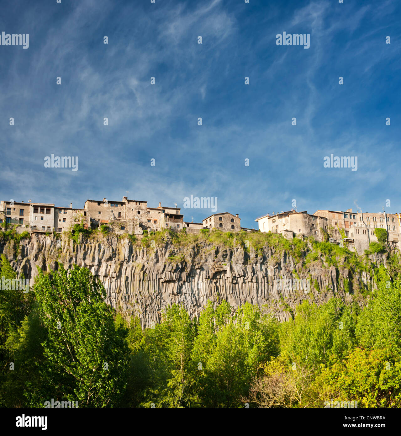 La ville de Castellfollit de la Roca, construit sur d'épaisseur de transmission en colonnes dans les coulées de la Zone Volcanique de la Garrotxa, en Catalogne, Espagne Banque D'Images