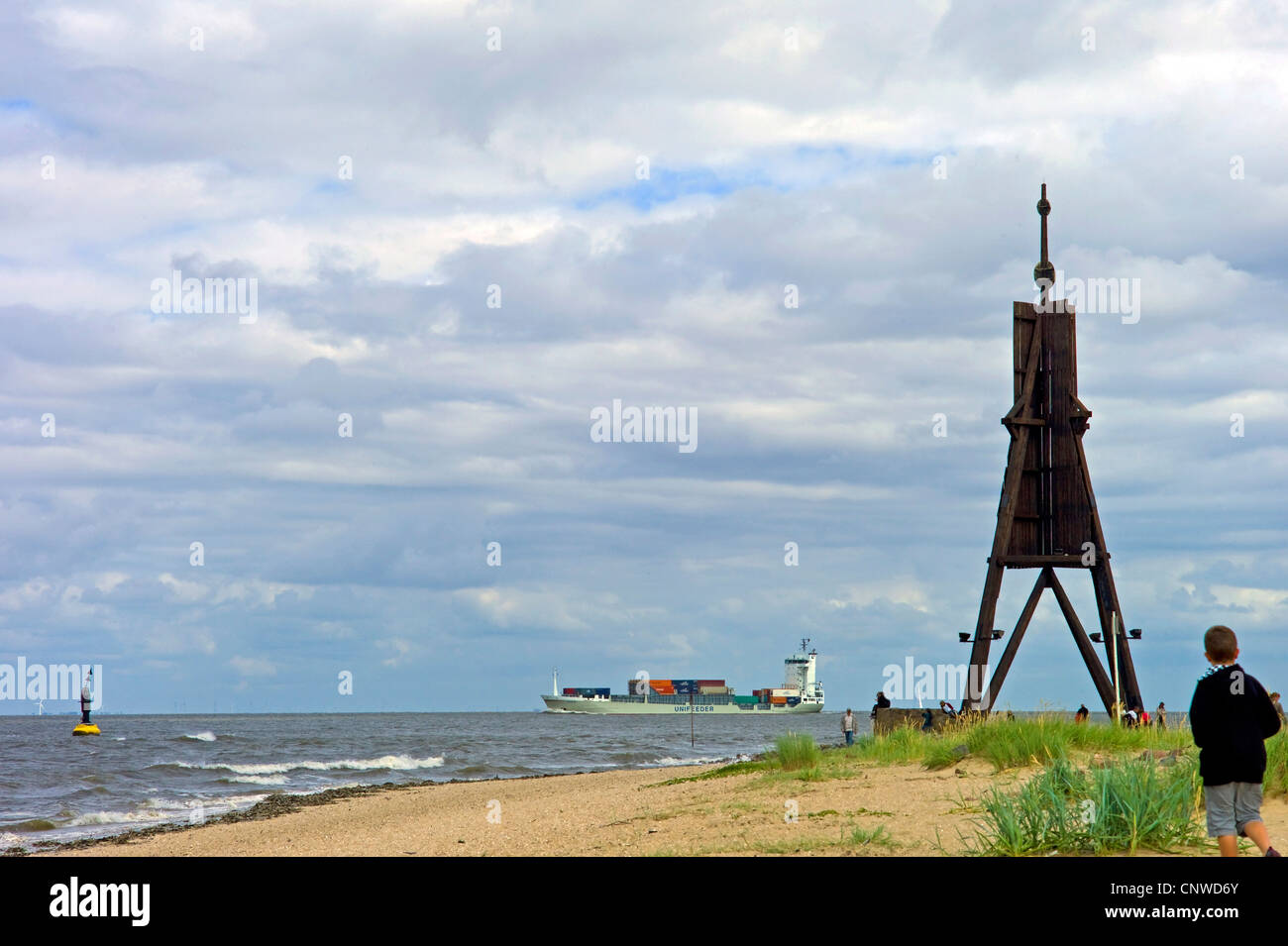 Les gens qui marchent sur la plage, dans le mauvais temps, l'ALLEMAGNE, Basse-Saxe, Cuxhaven Banque D'Images