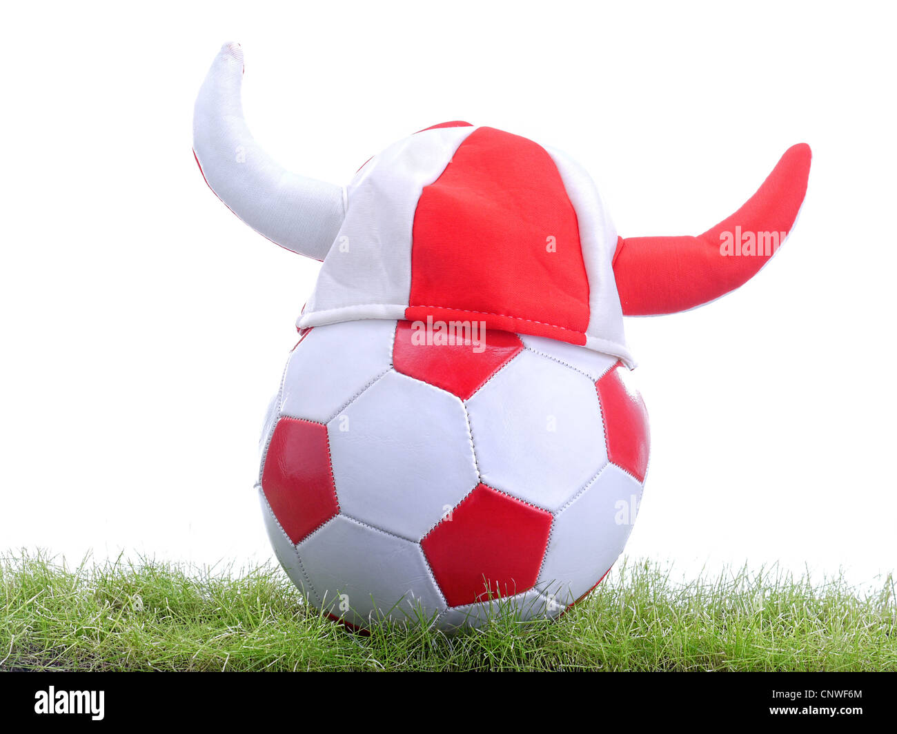 Blanc et rouge ballon de soccer avec style Viking soccer fan cap dans l'herbe shot on white Banque D'Images