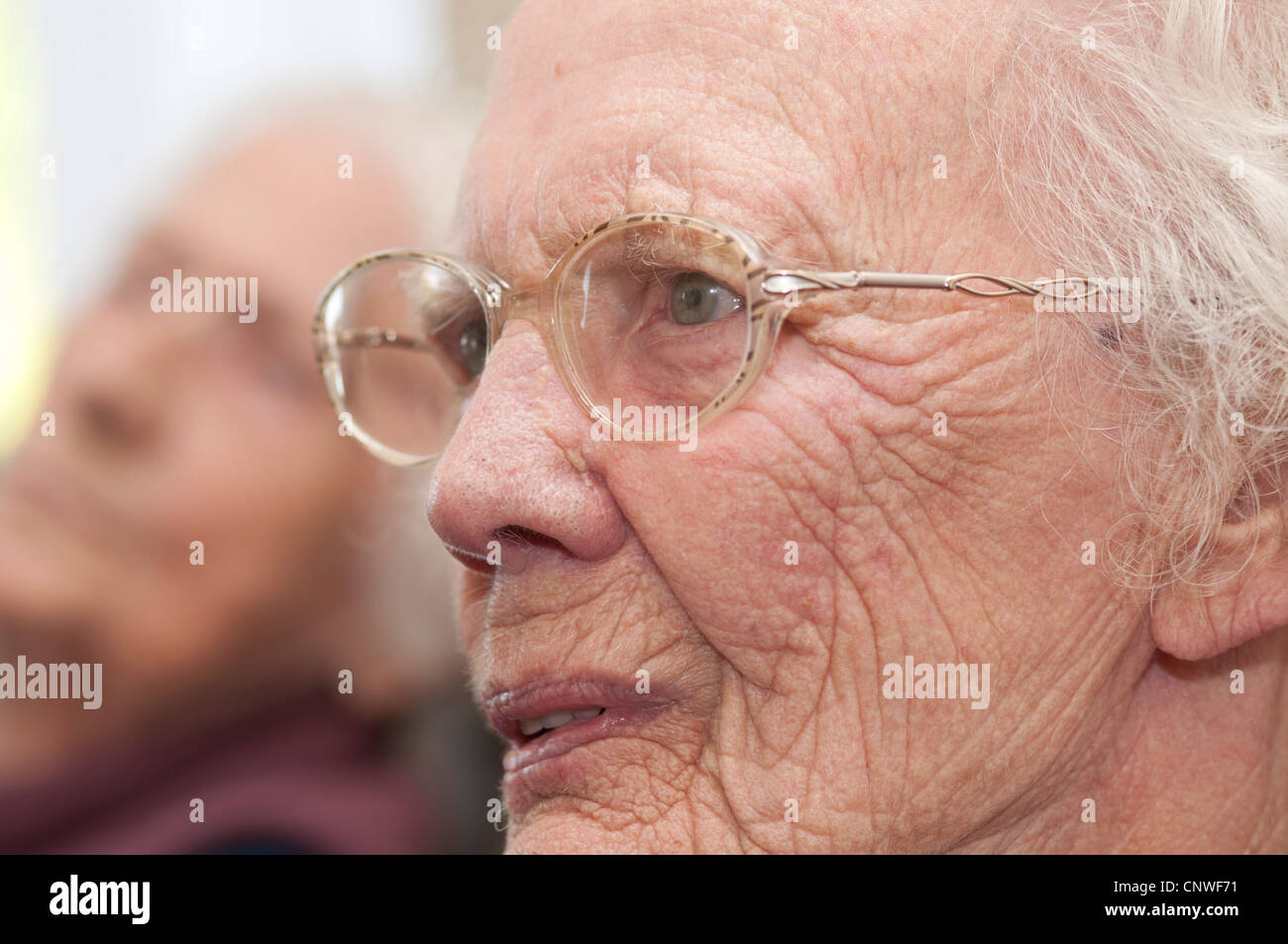 Une vieille femme dans un centre de jour à Rotherham Banque D'Images