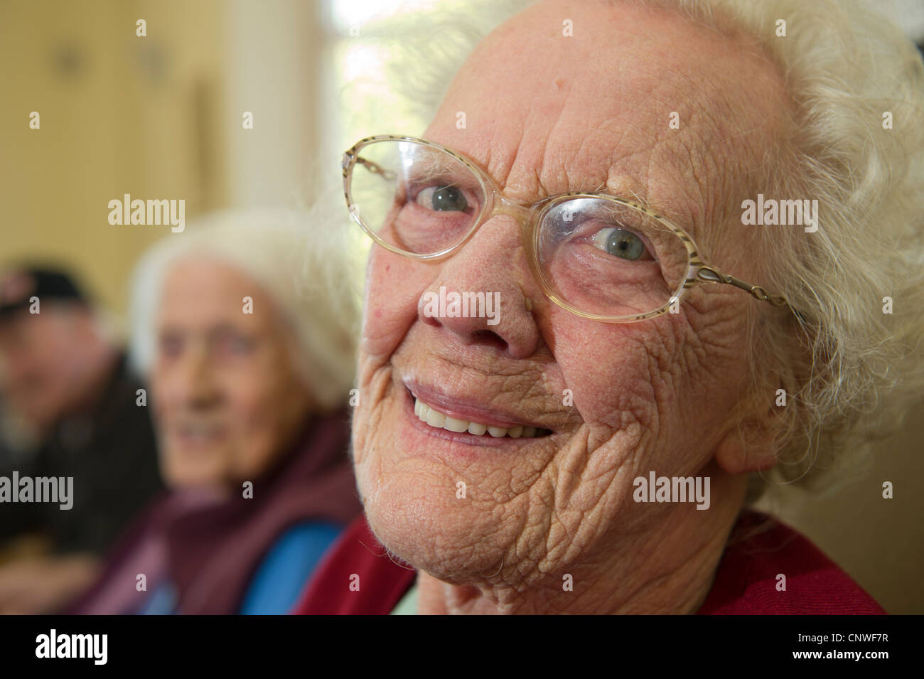 Une vieille femme dans un centre de jour à Rotherham Banque D'Images