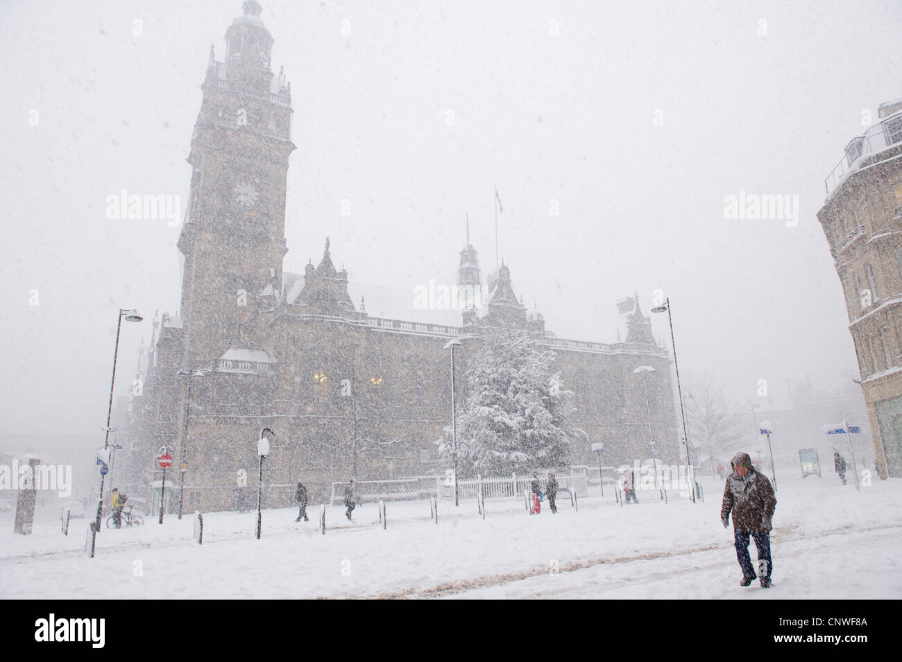 Se rendre au travail pendant un blizzard dans le centre-ville de Sheffield Banque D'Images