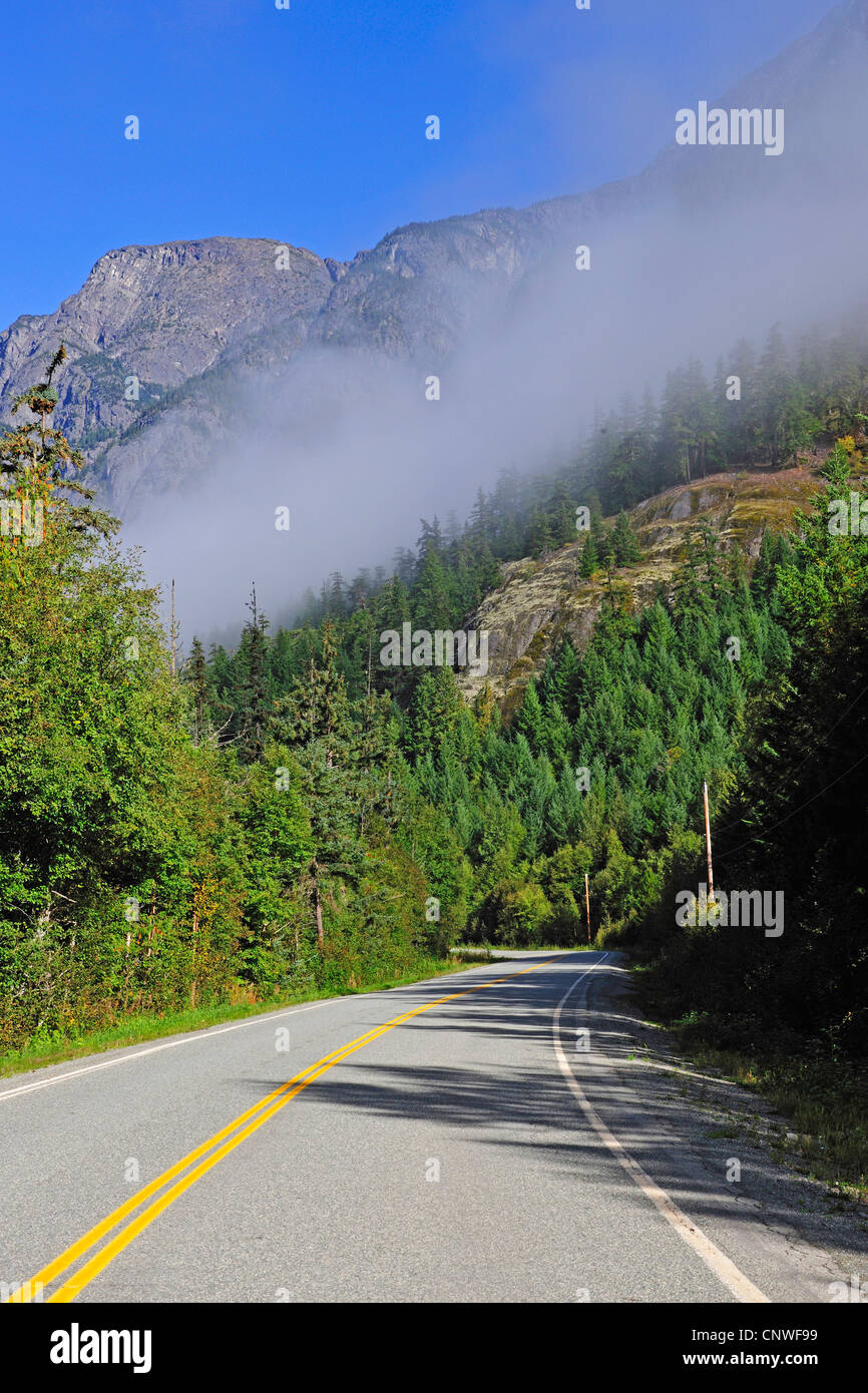 Route de campagne dans la vallée de Bella Coola, Canada, Colombie-Britannique, Bella Coola Banque D'Images
