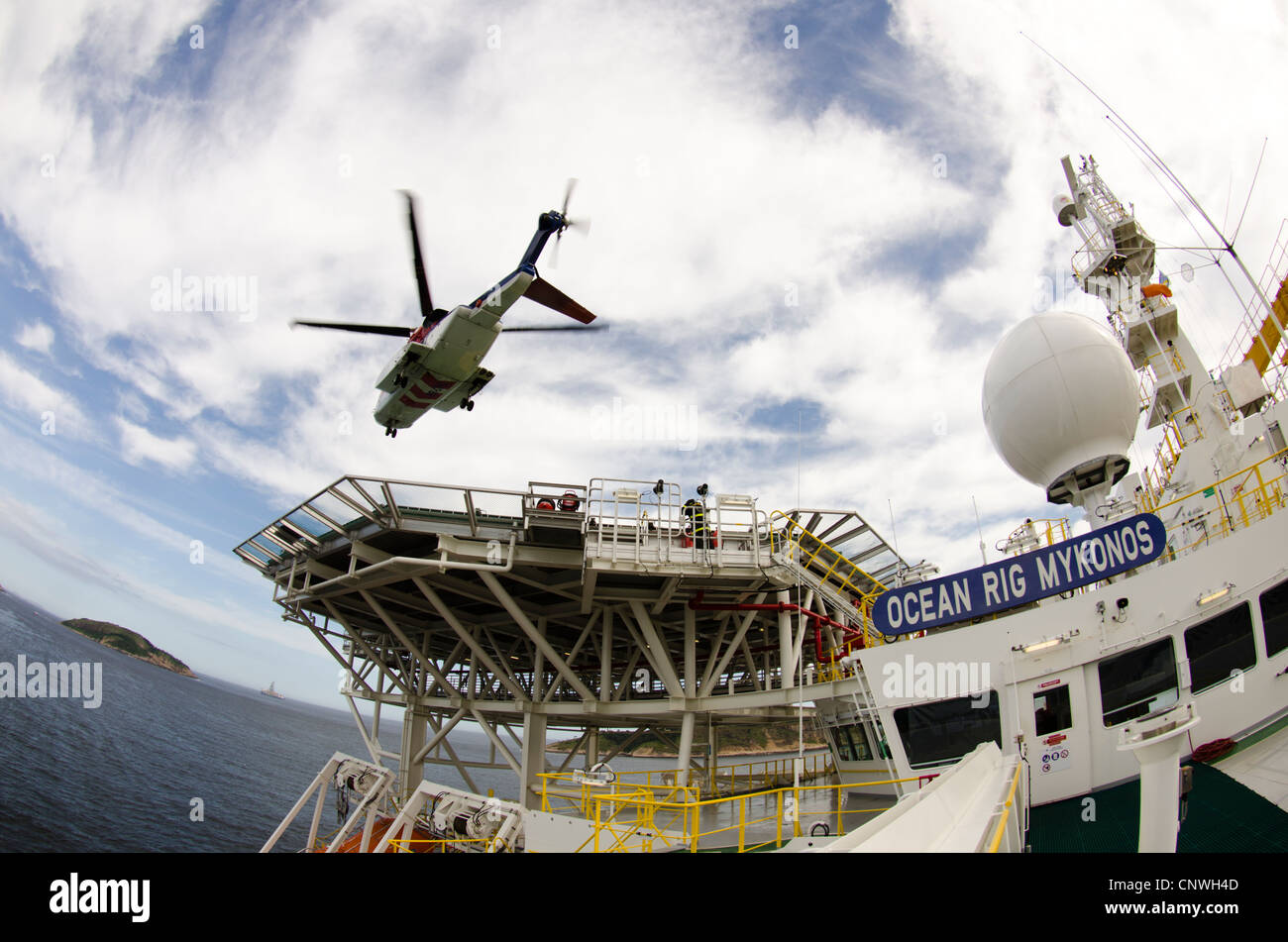 Broyeur (hélicoptère) au départ d'un navire de forage en eau profonde (Mykonos), Ocean Rig travaillant pour Petrobras au Brésil Banque D'Images