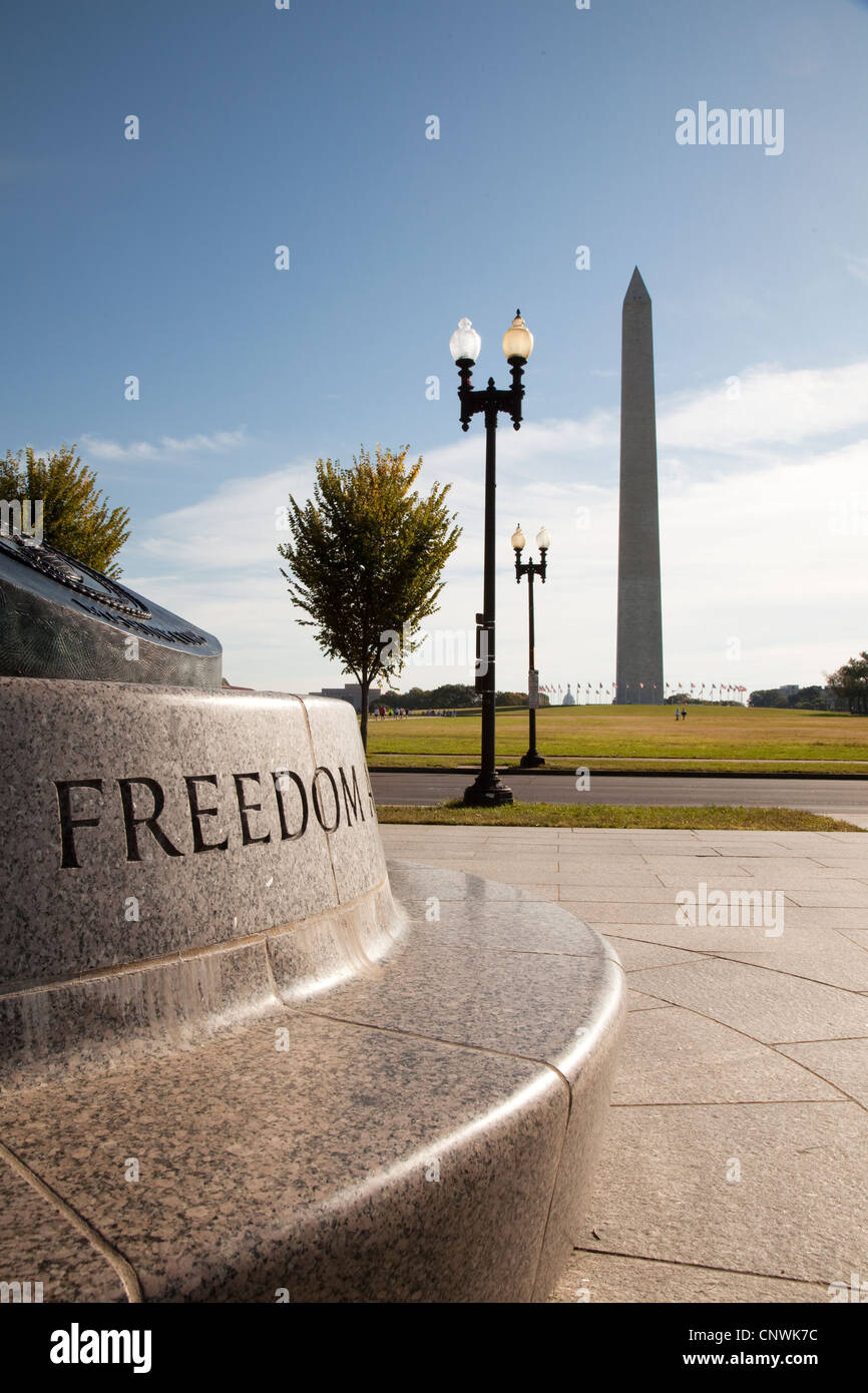 World War 2 memorial avec le Washington Monument à l'arrière-plan Banque D'Images